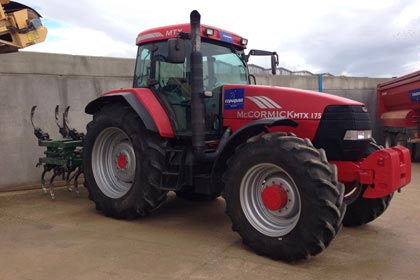 TRACTOR MCCORMICK Y CUBA DE RIEGO